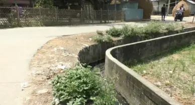 ইসলামপুরে ঢাকনাবিহীন ড্রেনের দুর্গন্ধে নাজেহাল পৌরবাসী