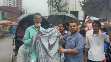 চট্টগ্রামে রিকশাচালকদের মাঝে এনসিপি’র রেইনকোট বিতরণ