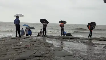 উপকূলে টানা চার দিন বৃষ্টি, হোটেলে রুম বন্দি কুয়াকাটার পর্যটকরা