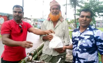 কলাপাড়ায় পৌর শ্রমিক দলের উদ্যোগে শতাধিক অসহায় মানুষকে আম বিতরণ