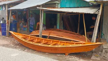সালথায় কোসা নৌকা তৈরিতে ব্যস্ত কাঠমিস্ত্রিরা