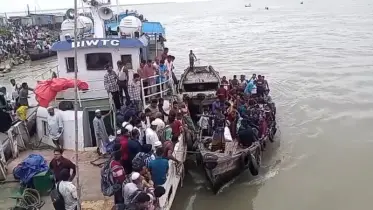 নিষেধাজ্ঞা অমান্য করে চলছে ট্রলার,জীবন হাতে নদী পাড়ি দিচ্ছে যাত্রীরা