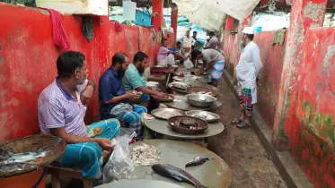 হঠাৎ বাজারে বেড়েছে চাল-মাছের দাম, কমেছে সবজির দাম