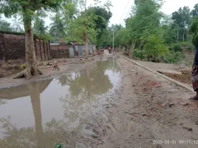 মেহেরপুরে রাস্তার জমিতে বাঁধ, পানি বন্দী ২০ পরিবার