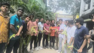 নবীন শিক্ষার্থীদের ফুলেল শুভেচ্ছা দিয়ে বরণ করলো জবি ছাত্রদল