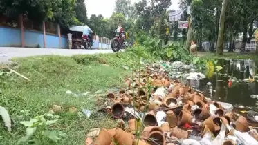 দুর্গন্ধে দম বন্ধ, স্বাস্থ্যঝুঁকিতে হাজারো শিক্ষার্থী