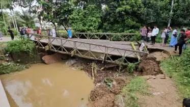 ব্রিজ ধসে সড়ক যোগাযোগ বন্ধ, চরম ভোগান্তিতে যাতায়াতকারীরা