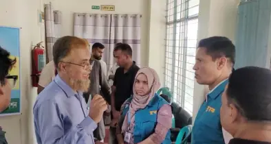 নওগাঁ নির্বাচন অফিসে ছদ্মবেশে দুদক, অতিরিক্ত অর্থ আদায়ের প্রমাণ উদ্ধার