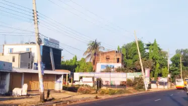 দোহাজারী মহাসড়কে হেলে পড়েছে বৈদ্যুতিক খুঁটি, দুর্ঘটনার আশঙ্কা 
