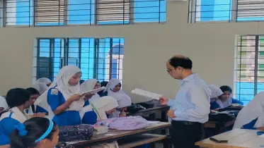 হঠাৎ শ্রেণিকক্ষে ইউএনও: ব্যস্ত প্রশাসকের হাতে ২০ মিনিটের শিক্ষকতা