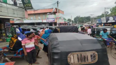 সাটুরিয়ায় সিএনজি স্ট্যান্ডে তীব্র যানজট : জনদুর্ভোগে সাধারণ মানুষ