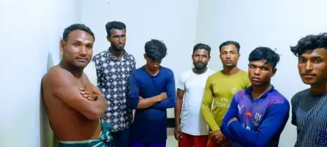 তাহিরপুরের শান্তিপুর নদী থেকে নির্বিচারে বালু লুট, আটক ৮