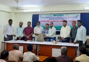 বাঁশখালীতে কৃষকদের মাঝে আমন ধানের বীজ ও সার বিতরণ