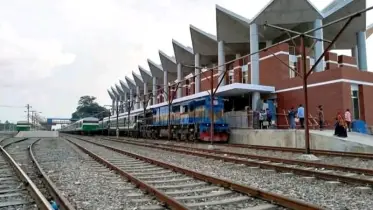চিলাহাটি রেলস্টেশনের ওয়াশফিটে ঘাস-আগাছার ওপর ঢালাই, মান নিয়ে প্রশ্ন