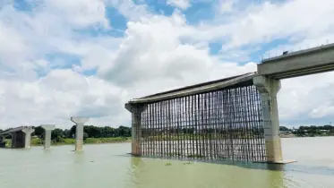 গড়াই নদীর উপর নির্মিত সেতুর গার্ডার ভেঙে পড়েছে