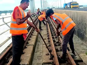 যমুনা সেতু থেকে খুলে ফেলা হচ্ছে রেললাইন প্রশস্ত হবে সড়ক সেতু