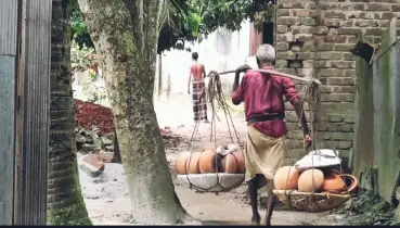 ৫ যুগ ধরে হাঁড়ি-পাতিল বিক্রি করেই সংসার চলছে উৎপল পালের