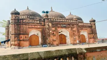 ৪০০ বছরের সাক্ষী বড় শরীফপুর শাহী মসজিদ: মুঘল স্থাপত্যের অনন্য নিদর্শন