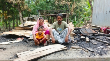 দিনমজুর আমজেদ শেখের ঘরটি পুড়ে ছাই, নিঃস্ব হয়ে পরিবার নিয়ে খোলা আকাশের নিচে