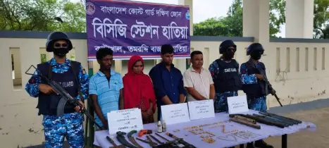 হাতিয়ায় যৌথবাহিনীর অভিযানে নারী’সহ আটক-৪, আগ্নেয়াস্ত্র, স্বর্ণ উদ্ধার