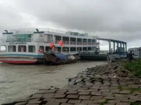 সমুদ্র বন্দরে ৩ নম্বর সংকেত, ৬ রুটে লঞ্চ চলাচল বন্ধ