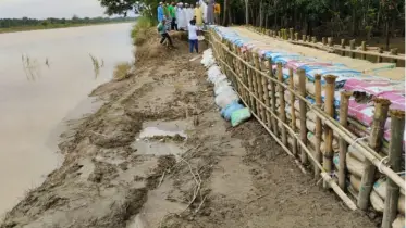 পুরাতন বেড়িবাঁধের মাটি কেটে পাশেই নতুন বাঁধ নির্মাণ নিয়ে ক্ষোভ