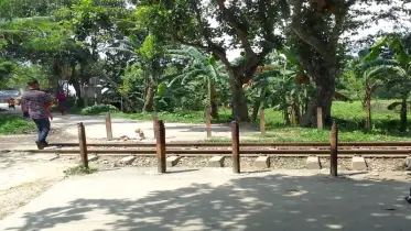 মেলান্দহে রেলক্রসিংয়ে বেরিকেড, এক যুগ ধরে যান চলাচল বন্ধ
