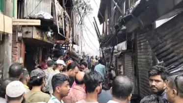 নরসিংদীর মাধবদীতে ভয়াবহ অগ্নিকাণ্ডে অর্ধশতাধিক দোকান পুড়ে ছাই