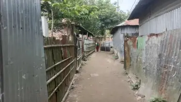 ২০০ পরিবারের একমাত্র রাস্তায় টিনের বেড়া, ভোগান্তিতে এলাকাবাসী