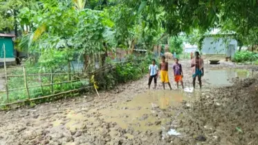 সড়ক এখন কাদার খাল; চরম ভোগান্তিতে মানুষ