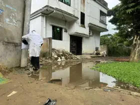 পানি ডিঙ্গিয়ে স্কুলে যেতে হয় শিক্ষার্থীদের, দেখার কেউ নেই 