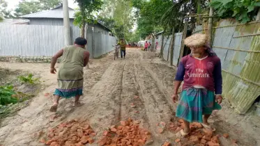 ৫ দশকের অবহেলার পর এলাকাবাসীর স্ব-অর্থে রাস্তা মেরামত