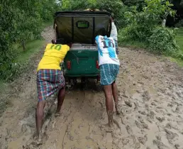 আনোয়ারায় কাদা রাস্তায় অবরুদ্ধ জনজীবন