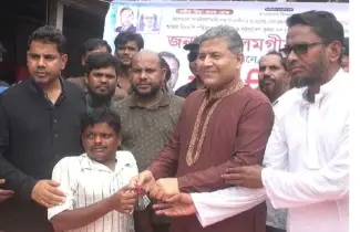 ফরিদপুরে ‘আমরা বিএনপি পরিবার’-এর উদ্যোগে ইজিবাইক বিতরণ