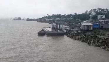  ভোলায় ৪ দিন ধরে টানা ১০ নৌ রুটে লঞ্চ সি-ট্রাক চলাচল বন্ধ       