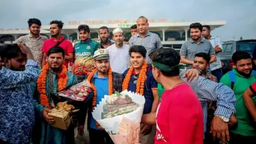 ১৬ বছর পর স্বদেশ প্রত্যাবর্তন : ভালোবাসায় সিক্ত বিএনপি নেতা মামুন
