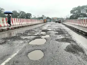 টানা বর্ষণে ঢাকা-বরিশালের মহাসড়কের খানাখন্দ, যান চলাচল ঝুঁকিতে