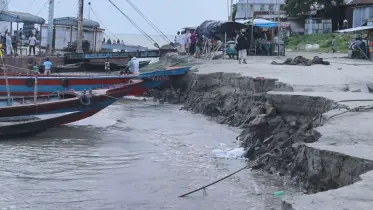 পাবনায় নদী ভাঙনে বিলীনের ‍পথে ফেরিঘাট, আতঙ্কে তীরের বাসিন্দারাও