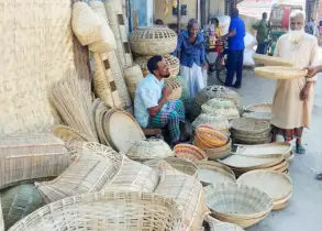কাউনিয়ায় বর্ষার আগমনে বাঁশের তৈরী চাঁইয়ের কদর বেড়েছে