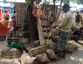 বর্ষা মৌসুমে ভূরুঙ্গামারীতে বেড়েছে দেশীয়  মাছ ধরার ফাঁদ বিক্রি
