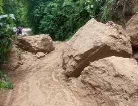 টানা বৃষ্টিতে পাহাড়ধস, মিরসরাই-ফটিকছড়ি সড়কে ৫ দিন ধরে যোগাযোগ বন্ধ