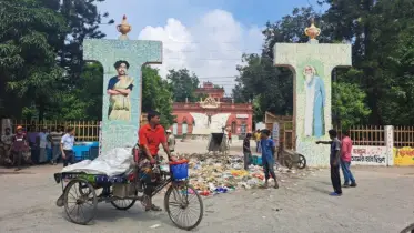 কুষ্টিয়া পৌরসভার গেটে ময়লা আবর্জনা ফেলে পরিচ্ছন্নতা কর্মীদের কর্মবিরতি