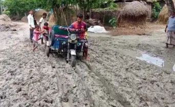 প্রতিশ্রুতি দিলেও পাকাকরণ হয়নি রাস্তা, গ্রামবাসীর দুর্ভোগ
