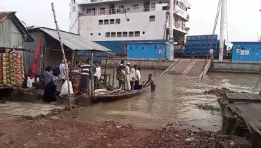 উচ্চ জোয়ারে ফেরিঘাট প্লাবিত, ভোলায় যান চলাচলে ধীরগতি
