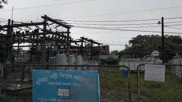 সাবস্টেশনের পাশে গ্যাস সিলিন্ডার বিক্রি, বড় দুর্ঘটনার আশঙ্কা