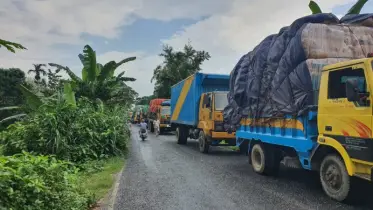 ঘাটের ইজারা নিয়ে বিএনপি’র দুই গ্রুপে দ্বন্দ্ব শরীয়তপুর-চাঁদপুর ফেরি চলাচল বন্ধ, শত শত যানবাহন আটকা