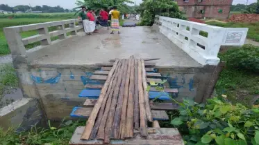 কার ভুলের খেসারত দিচ্ছে হাজারো মানুষ ও শিক্ষার্থীরা
