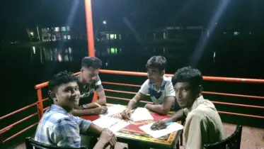 রাতে আড্ডা দেওয়া চার শিক্ষার্থীকে ডেকে নিয়ে পড়তে বসালেন ইউএনও