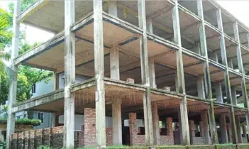 বড়লেখায় সাড়ে ৪ বছরেও শেষ হয়নি মাদ্রাসা ভবন নির্মাণের কাজ, পাঠদানে চরম ভোগান্তি