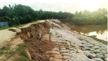 হালদা নদীর বাঁধে ফের ফাটল, শঙ্কায় পাঁচ শতাধিক পরিবার